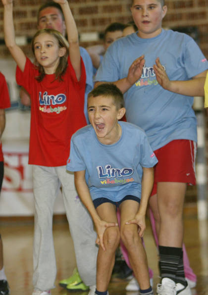 Lino višebojac u Oš Luke Perkovića, Brinje